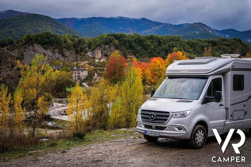 camper semintegrale su strada in autunno