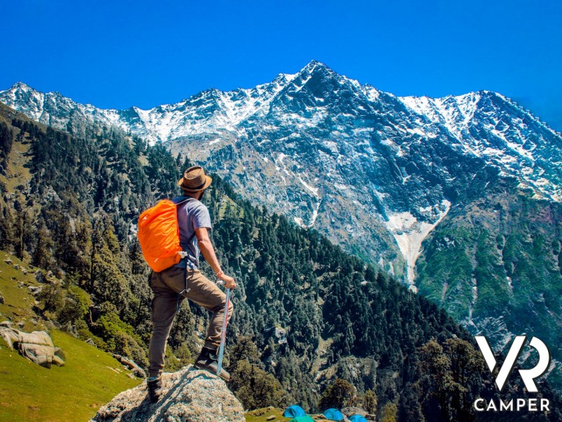 Uomo fa trekking in montagna