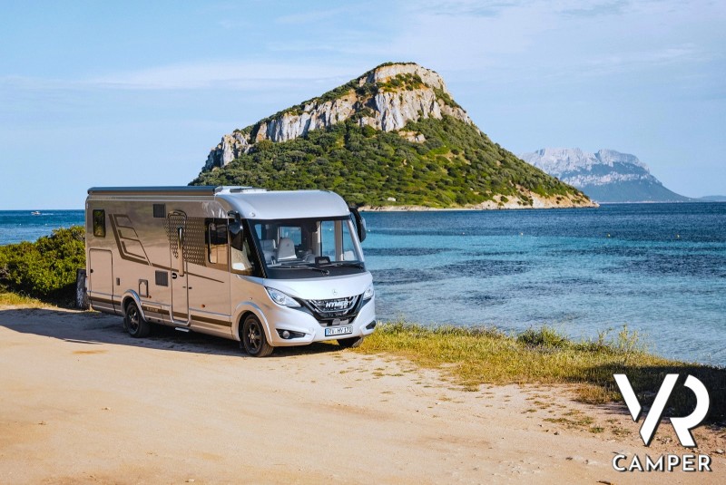 Hymer motorhome, camper di lusso su spiaggia in sardegna