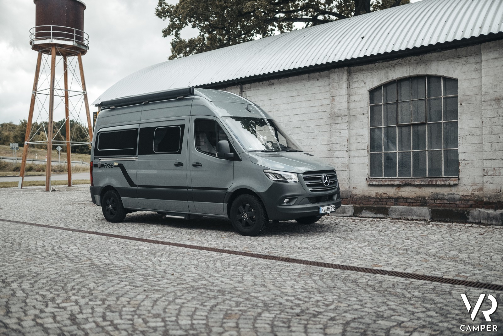 Hymer Free 600 Campus, furgonato, in paesaggio industriale