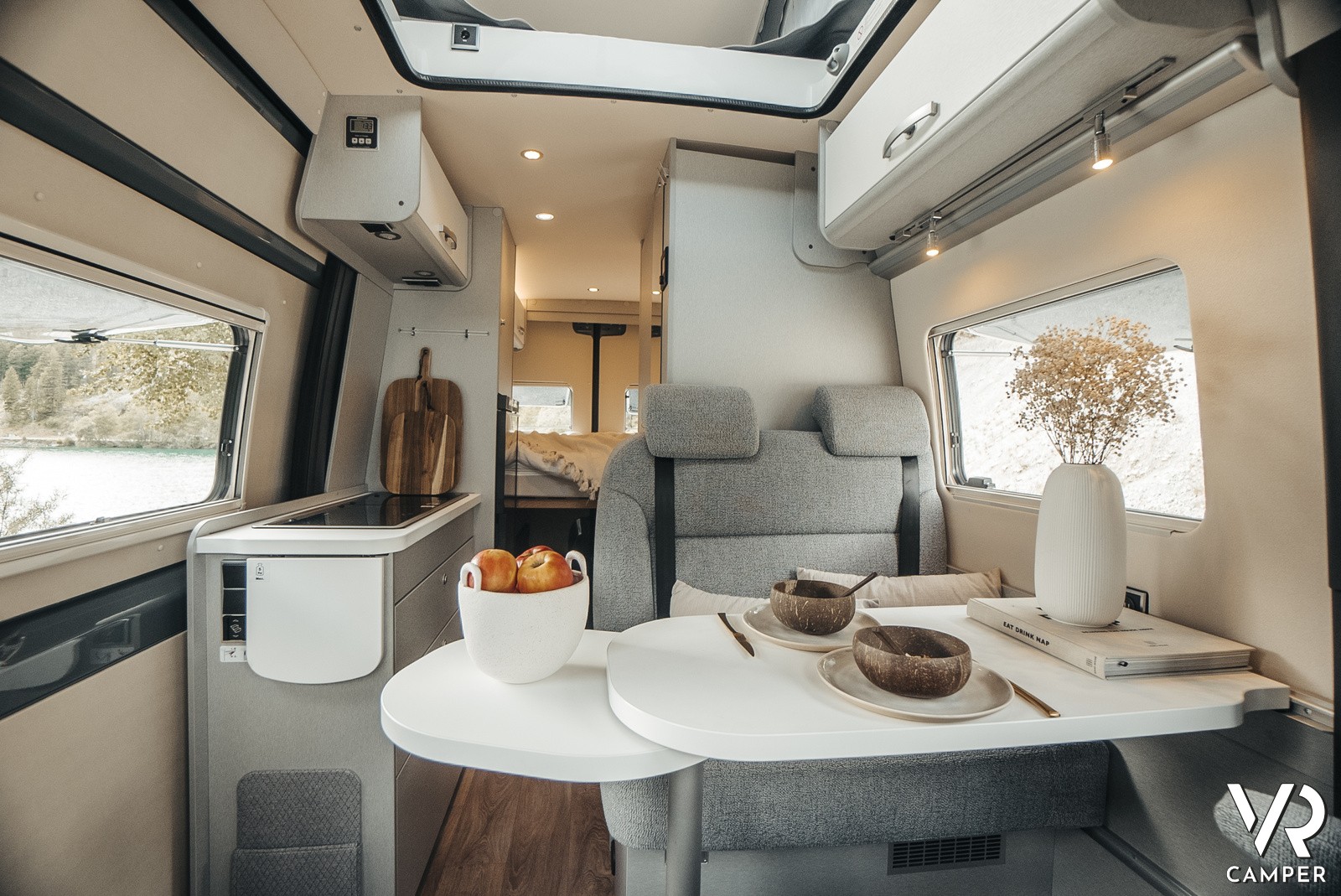 Hymer Free 600 S Campus, furgonato, vista degli interni con dinette apparecchiata